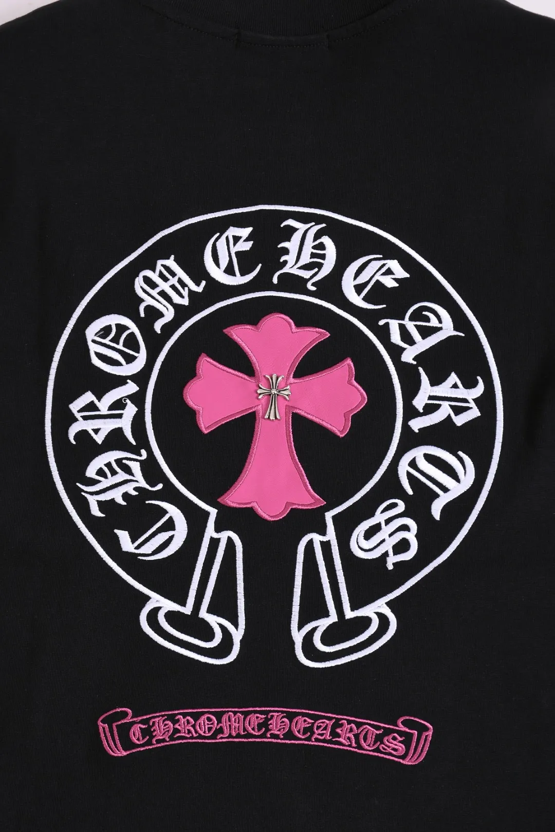 P170 Chrome Hearts CH Cross 26SS New product is hot at the same time💥 Early spring classic style Colorful double cross on the chest 🪡 Embroidery Large logo cross on the back Horseshoe and leather willow ding Sanskrit ✝️🪡 Embroidery Round neck short-sleeved T-shirt, a popular style, a style that both men and women like, the same style for men and women, 100% chance of turning heads when you wear it when you go out! It’s all about being handsome. The designer’s classic sense is precisely grasped. The whole piece of clothing is heavy. Industrial washing process. Ready-made garments are dyed + sprayed for a horse effect. The double-wash process is very recognizable. It uses heavy washing to make it distressed. The edges of the patch are slightly rolled and naturally distressed. It has a three-dimensional sense of layering and a little damage. It is very visually lethal. It adheres to Kroxin's consistent rough style. The chest and back are large, and the horseshoe flower printed patch pattern is embroidered and decorated. It is also decorated with silver metal engraved distressed buttons. The classic elements full of brand recognition instantly enhance the overall sense of grade and specification. Its texture is quite high-end! The overall feeling is high-end, simple and elegant, with silver hardware accessories, a full set of customized accessories, and the pattern of the entire dress is all decorated with patchwork three-dimensional embroidery technology, which is the finishing touch of the entire dress. The design on the back is even more eye-catching! ! This full back is so cool, it’s full of design, and the overall upper body style highlights fashion and individuality. Wearing it together as a couple is even more popular on the street. I recommend the early autumn sweatshirt! ! The fabric is a unique 320g 100% cotton, which is skin-friendly, breathable, warm to the touch, has a strong texture, and has smooth lines. It can be called a back killer, which has very strict requirements on craftsmanship and cost. The smooth neckline, flat cuffs and hems, the stitches are large and tight, tight and orderly, and the details are perfect. The consistent OS version can be worn alone or layered. It is very casual, but very iconic! It is simply the flagship of high-end trendy brands and must be included in your wardrobe. It has the American fashion spirit of freedom and individuality, and is highly recognizable and stylized! Color: Black White Size: S-XL Size chart: S: Shoulder width 50-Bust 56-Length 70 M: Shoulder width 52-Bust 57-Length 72 L: Shoulder width 54-Bust 59-Length 74 XL: Shoulder width 56-Bust 62-Length 76